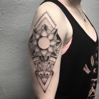 Tatuaje en el brazo, flores con ornamento único, estilo vintage
