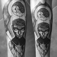 Vintage-Stil schwarzes Unterarm Tattoo mit mystischem Mann und Ornamenten