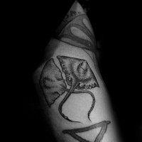 Vintage Stil schwarzes Unterarm Tattoo mit schwimmendem Rochen
