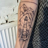 Vintage-Stil schwarzes kleines Leuchtturm Tattoo am Unterarm mit geometrischen Figuren