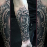 Tatuaje en el antebrazo, micrófono en el marco elegante