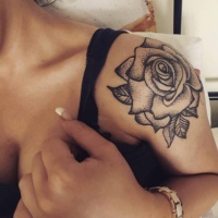 Vintage-Stil schwarzes Rose Tattoo an der Schulter