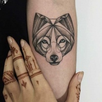 Vintage Stil schwarzer Wolf Tattoo am Arm