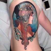 Vintage Stil großes farbiges Seite Tattoo mit Porträt der schönen Frau mit Kopfschmuck