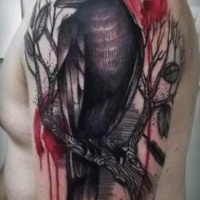 Tatuaje en el hombro, cuervo grande en la rama con hojas, estilo vintage