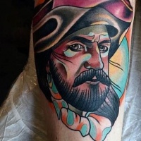 Tatuaje en la pierna, hombre antiguo carismático, estilo vintage multicolor