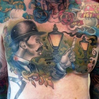 Tatuaje en la espalda,
hombre caballero con navaja de afeitar y faroles