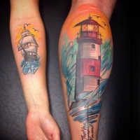 Tatuaje en la pierna,
 faro interesante a puesta del sol y barco pequeño