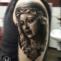 Tatuaje en el brazo,
retrato de mujer triste que llora