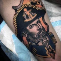 Tatuaje en el antebrazo,
 pirata severo de colores, estilo vintage