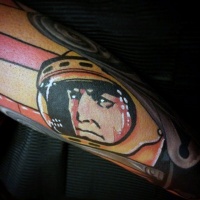 Vintage-Stil gefärbter alter Raumfahrer Tattoo am Arm