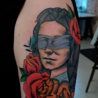 Klassischstil farbiger Schulter Tattoo der Frau mit Blumen