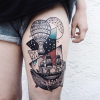 Tatuaje en el muslo, 
barco combinado con ballena y globo aerostático, estilo vintage