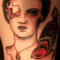 Tatuaje en la pierna, retrato roto de mujer con pájaro, estilo vintage