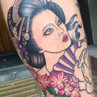 Vintage Stil mehrfarbiges Bein Tattoo mit der asiatischen Geisha mit Fachel und Blumen