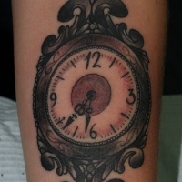 Tatuaje en el antebrazo,
reloj antiguo vintage