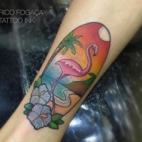 Tatuaje en la pierna, dibujo multicolor  de flamenco en la playa