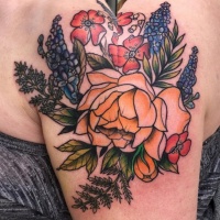 Vintage Stil bemaltes und gefärbtes Schulter Tattoo von verschiedenen Blumen