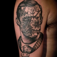 stile antico dipinto nero e bianco ritratto con fiori senza volto tatuaggio su spalla