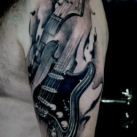 Tatuaje en el brazo, guitarras eléctricas fascinantes