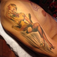 Vintage-Stil verführerische Frau mehrfarbiges Tattoo am Unterarm