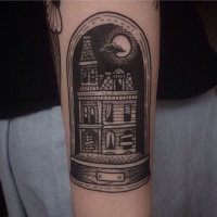 Tatuaje en el antebrazo, casa vieja abandonada, estilo vintage
