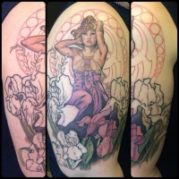 Vintage Stil unvollendetes  halbfarbiges Schulter Tattoo mit der schönen Frauen und Wildblumen