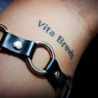 Le tatouage d'inscription Vita brevis