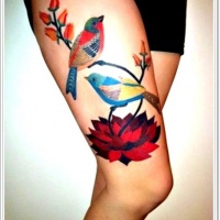 Farbenfrohe  Vögel mit roten Blumen Tattoo am Oberschenkel