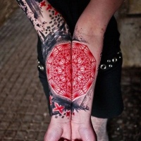 Tatuaje  de mandala roja en dos antebrazos