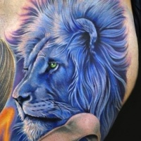 Farbenfroher blauer Löwenkopf Tattoo