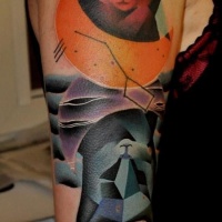 Tatuaje en el brazo,
 dos gatos y medialunas
