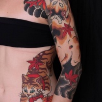 Farbenfrohe Katze Tattoo am Arm und an Rippen