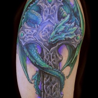 colori vivaci croce celtica con drago tatuaggio a mezza manica