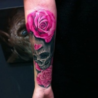 vivaci colori cranio scuro con rose rosa tatuaggio