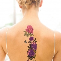 eleganti fiori vivaci colori tatuaggio sulla schiena
