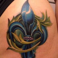 Tatuaje de flor de lis azul y hierba