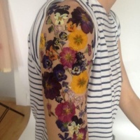 fiori vivaci colori tatuaggio a mezza manica