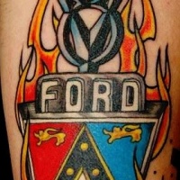 colori vivaci logo ford tatuaggio sul braccio