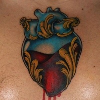 Tatuaje en el pecho, corazón con la sangre que fluye fuera de él