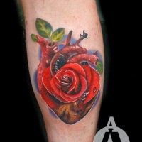 Tatuaggio colorato sul braccio il cuore come la rosa