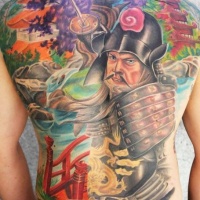 Tatuaggio colorato su tutta la schiena il samurai giapponese