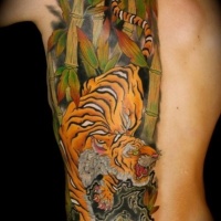 vivaci colori tigre giapponese tatuaggio su costolette