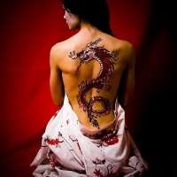 Farbenfroher japanischer Drache Tattoo am Rücken