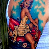 colori vivaci ragazza pinup seduta sulla macchina rossa tatuaggio