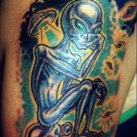 Tattoo von traurigem Alien in lebhaften Farben
