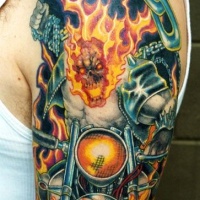 vivaci colori scheletro motociclista in fuoco tatuaggio