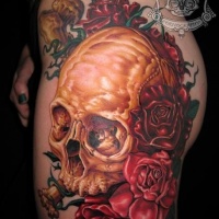 Lebendige Farben Schädel mit Knochen und roten Rosen Tattoo
