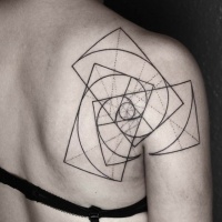 Tatuaje escapular con forma de Vortex de tinta negra de grandes rectángulos