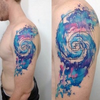 Vórtice en forma de tatuaje de nubes de color azul en la parte superior del brazo
